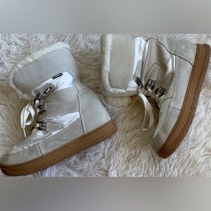 New women Sz 8 Waterproof light grey laces Sherpa lining winter rain boots